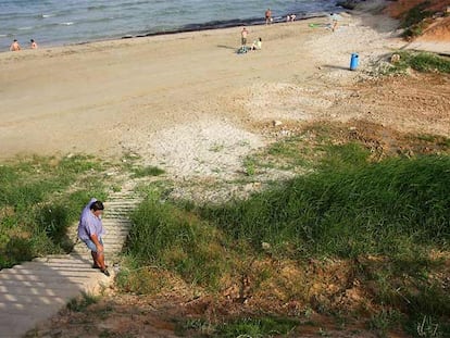 Playa Barranco Rubio de Orihuela, en la que los vecinos denuncian vertidos de aguas fecales.