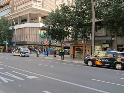 Varios coches de la Policía Local y Policía Nacional recorren la Gran Vía, de Murcia.
