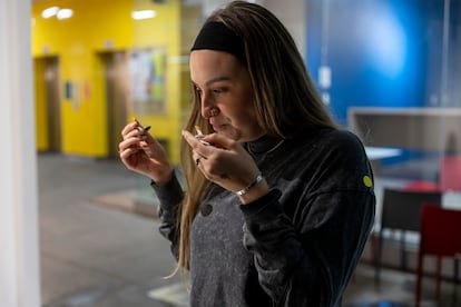 Una comensal prueba el 'helado sinestésico' en la muestra 'A tres tiempos'.