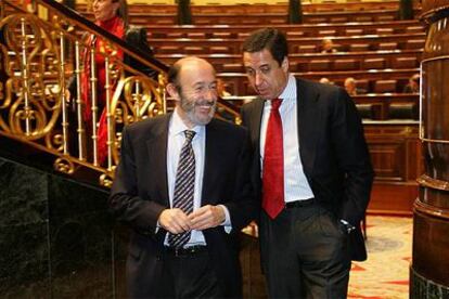 Los portavoces del PP y del PSOE, Alfredo Pérez Rubalcaba y Eduardo Zaplana, en el Congreso.