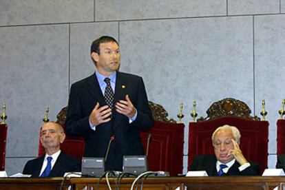 Juan José Ibarretxe, junto a Jesús Cardenal (izquierda) y Manuel Jiménez de Parga, durante el homenaje el año pasado en Bilbao al juez asesinado por ETA, José María Lidón.