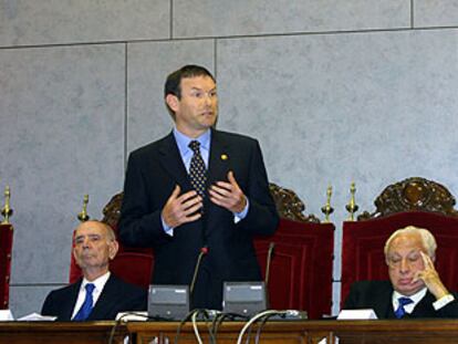 Juan José Ibarretxe, junto a Jesús Cardenal (izquierda) y Manuel Jiménez de Parga, durante el homenaje el año pasado en Bilbao al juez asesinado por ETA, José María Lidón.