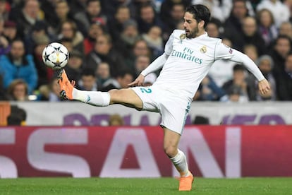 Isco controla el balón durante el partido contra el PSG.