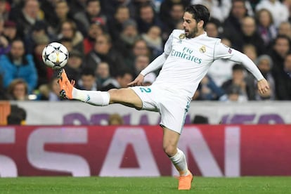 Isco controla el bal&oacute;n durante el partido contra el PSG.