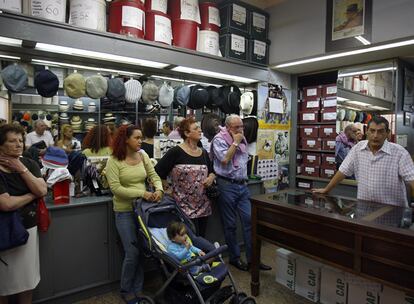 Un grupo de visitantes atiende a las explicaciones del dueño de la sombrerería Gorostiaga, Emilio Pirla.
Gonzalo Tejada participa en Abierto por Concierto, en Vitoria.