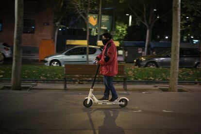 Una persona circula con un patinete eléctrico por el centro de la Rambla.