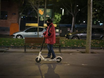 Una persona circula con un patinete en la Rambla de Esplugues, donde una mujer murió atropellada por uno de estos vehículos.