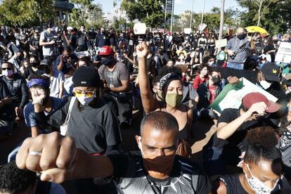 Apesar das recomendações de manter uma distância de um metro, manifestantes se aglomeraram em ato a favor da democracia em São Paulo.