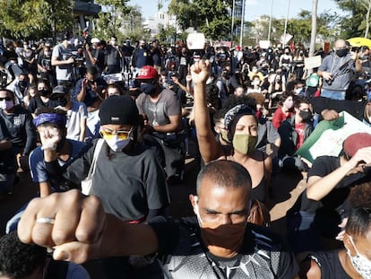 Apesar das recomendações de manter uma distância de um metro, manifestantes se aglomeraram em ato a favor da democracia em São Paulo.