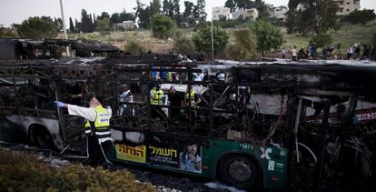 El autob&uacute;s donde se produjo el ataque del lunes, en Jerusal&eacute;n.