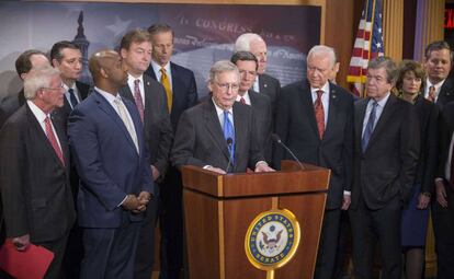 El líder republicano en el Senado, Mitch McConnell, comparece tras el voto de la reforma fiscal.