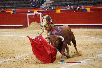 El Niño de las Monjas en un derechazo al primer novillo de la tarde, del que cortó una oreja.