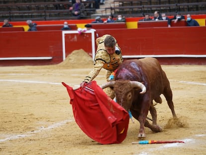 El Niño de las Monjas en un derechazo al primer novillo de la tarde, del que cortó una oreja.