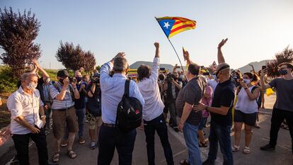 Desde la izquierda, Joaquim Forn, Jordi Cuixart, Oriol Junqueras y Raül Romeva, el 28 de julio a las puertas de la prisión de Lledoners después de que fuese suspendido su tercer grado.