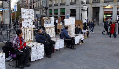 Puestos de venta ambulante de d&eacute;cimos en la Puerta del Sol de Madrid.