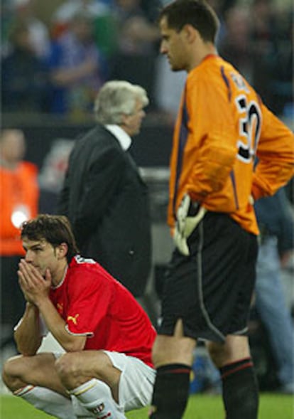 Fernando Morientes aspiraba a ganar su cuarta copa de Europa tras las conseguidas con el Madrid. Sin embargo, l mismo ha dicho que en ningn momento del partido se ha "encontrado cmodo". En la foto, disgustado, tambin aparece su compa?ero Roma, un portero muy flojito y que apenas da seguridad en los balones por alto.