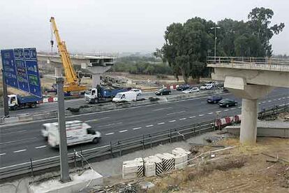 El paso elevado de la línea 1 de metro de Sevilla, ayer por la mañana, tras la retirada de la viga que cayó sobre la SE-30 y la que quedó sobre los pilares.