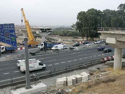 El paso elevado de la línea 1 de metro de Sevilla, ayer por la mañana, tras la retirada de la viga que cayó sobre la SE-30 y la que quedó sobre los pilares.