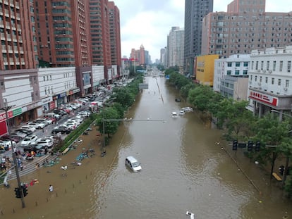 Las graves inundaciones causadas por las fuertes lluvias de los últimos tres días en el centro de China han dejado al menos 16 muertos y obligado a evacuar a zonas más seguras a más de 200.000 personas. En la imagen, vista aérea de una avenida inundada de Zhengzhou.
