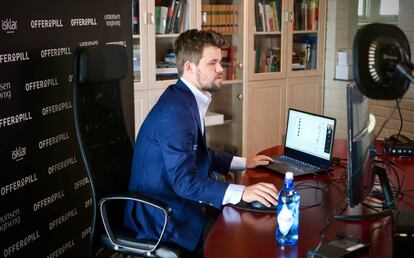 Magnus Carlsen, en su casa, cerca de Oslo, durante una partida reciente por internet