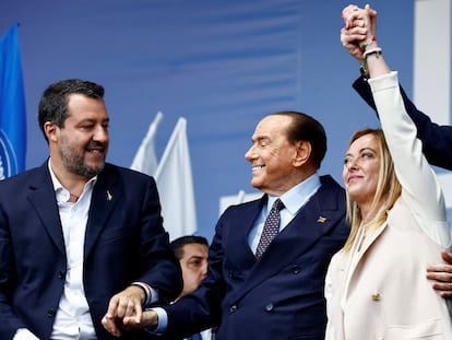 Matteo Salvini, Silvio Berlusconi y Giorgia Meloni saludan a sus seguidores durante un acto de campaña el pasado jueves en Roma.