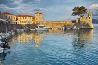 Puerto de Náfpaktos (Lepanto) en Grecia, con restos de su muralla.