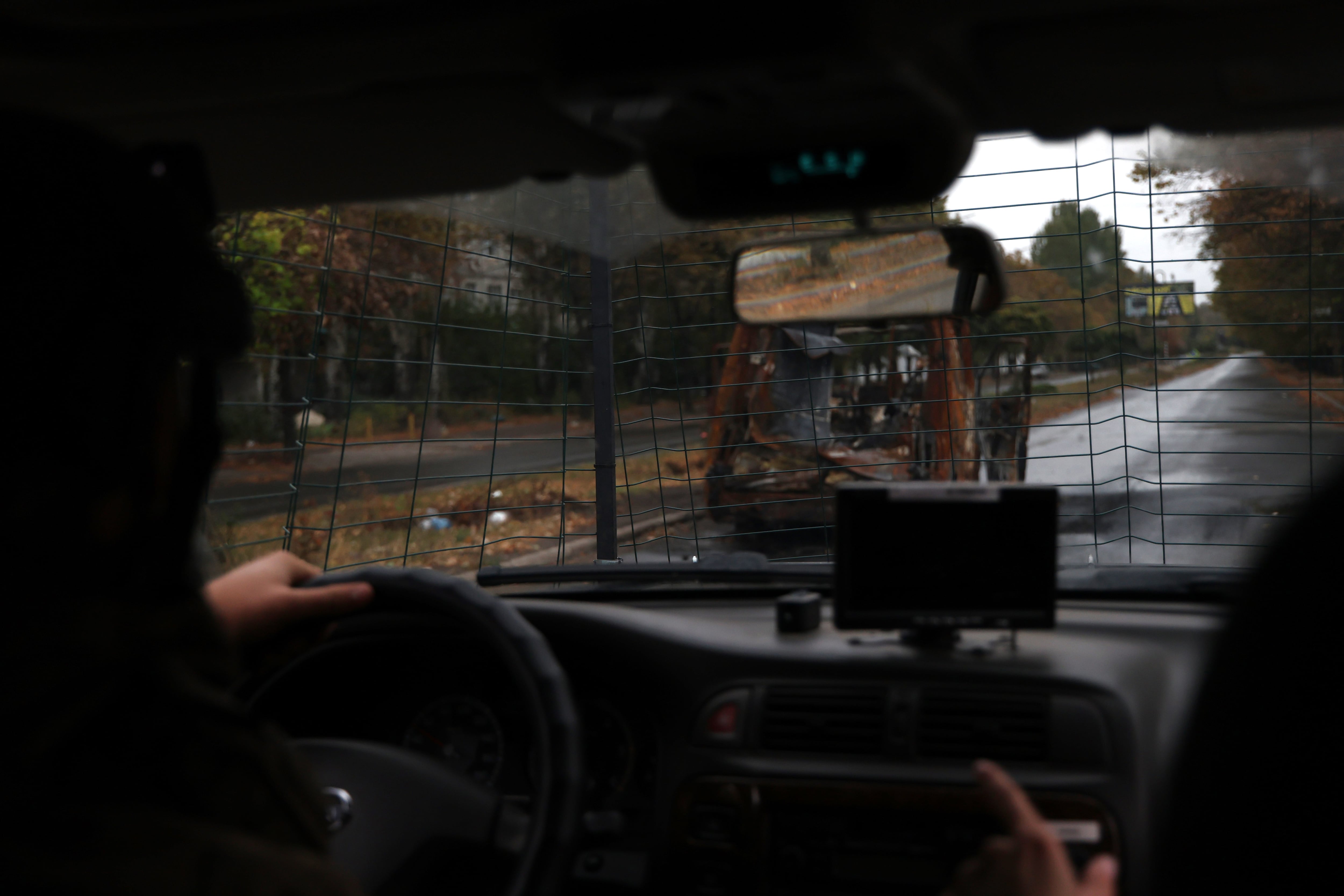 Destrucción en las calles de Dobropilia vista desde el interior de un vehículo militar.