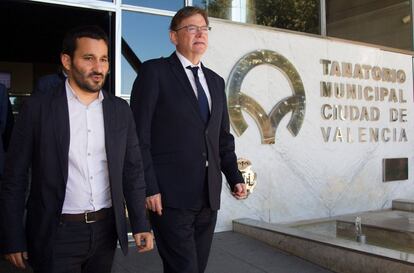 El president de la Generalitat, Ximo Puig, acompañado por el conseller de Cultura, Vicent Marzá, a la salida de la capilla ardiente de Carmen Alboch en Valencia.