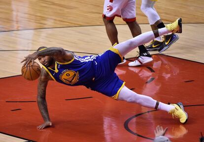 El jugador de Golden State Warriors, DeMarcus Cousins, trata de controlar el balón en un momento del partido contra los Raptors de Toronto por las finales de la NBA en el Scotiabank Arena en Toronto, Canadá.