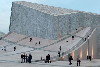 Formas curvas de la Biblioteca de la Cidade da Cultura, proyectada en el Monte Gaiás de Santiago de Compostela por el estadounidense Peter Eisenman (el autor del monumento al Holocausto en Berlín). El diseño está basado en la trama de su casco urbano y el dibujo de una concha de vieira, símbolo de la ciudad. (<a href="http://www.eisenmanarchitects.com" rel="nofollow" target="_blank">www.eisenmanarchitects.com</a>).