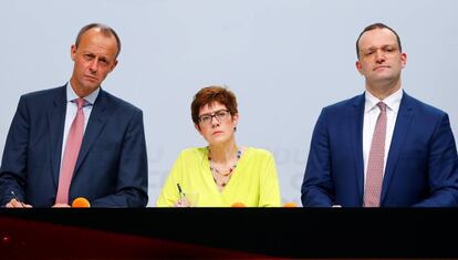 Friedrich Merz, Annegret Kramp-Karrenbauer y Jens Spahn, candidatos a suceder a Angela Merkel, el 28 de noviembre en Düsseldorf.