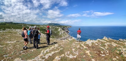 Visita guiada de Naturea Cantabria por los acantilados de San Vicente de la Barquera.