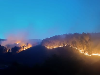 Imagen del fuego de Pinofranqueado a las 6.30 de esta mañana. La foto procede de la cuenta de Twitter de la Brigada de Refuerzo en Incendios Forestales en la citada localidad cacereña.