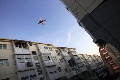 Un avión sobrevuela en noviembre de 2009 un barrio  de San Fernando de Henares.