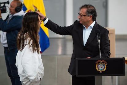 Antonella Petro es recibida por el presidente Gustavo Petro durante las elecciones regionales de Colombia en Bogotá, en octubre de 2023.
