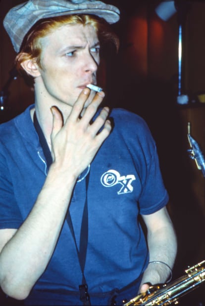 Además de cantante y actor, David Bowie también era multiinstrumentista. Tocaba, entre otros, la guitarra eléctrica, acústica y de 12 cuerdas, el piano, el xilófono, la batería, el violonchelo o el saxofón, como se aprecia en la imagen, tomada durante la grabación del álbum 'Station to Station' (1976).