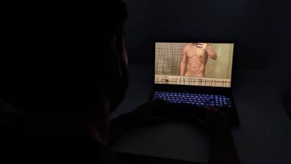 Un usuario visualiza una fotografía de un hombre desnudo.