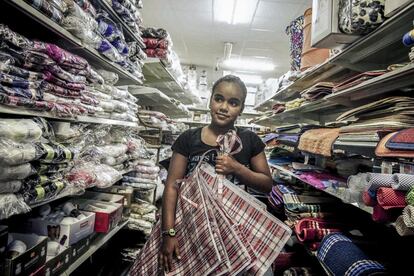 A los jóvenes saharauis les llama extraordinariamente la atención la saturación de colores que se encuentran en los centros comerciales y la cantidad de comida de los mercados. 