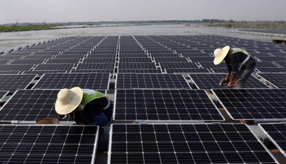 Trabajadores chinos en una planta solar de Huainan, a principios de junio.