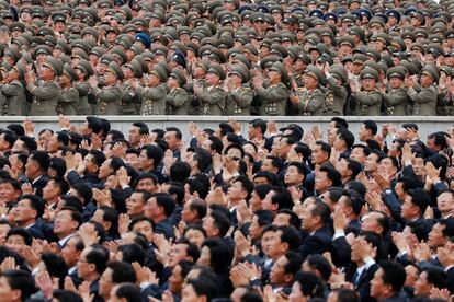 Integrantes del Partido de los Trabajadores aplauden la llegada del líder de Corea del Norte, Kim Jong-un.