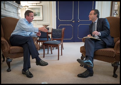 Lionel Barber (derecha), director del 'Financial Times', con David Cameron.