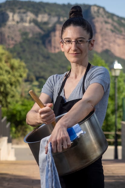 La cocinera Maria Nicolau en el restaurante El Ferrer del Tall, en Vilanova de Sau (Barcelona), el 19 de mayo de 2022. 