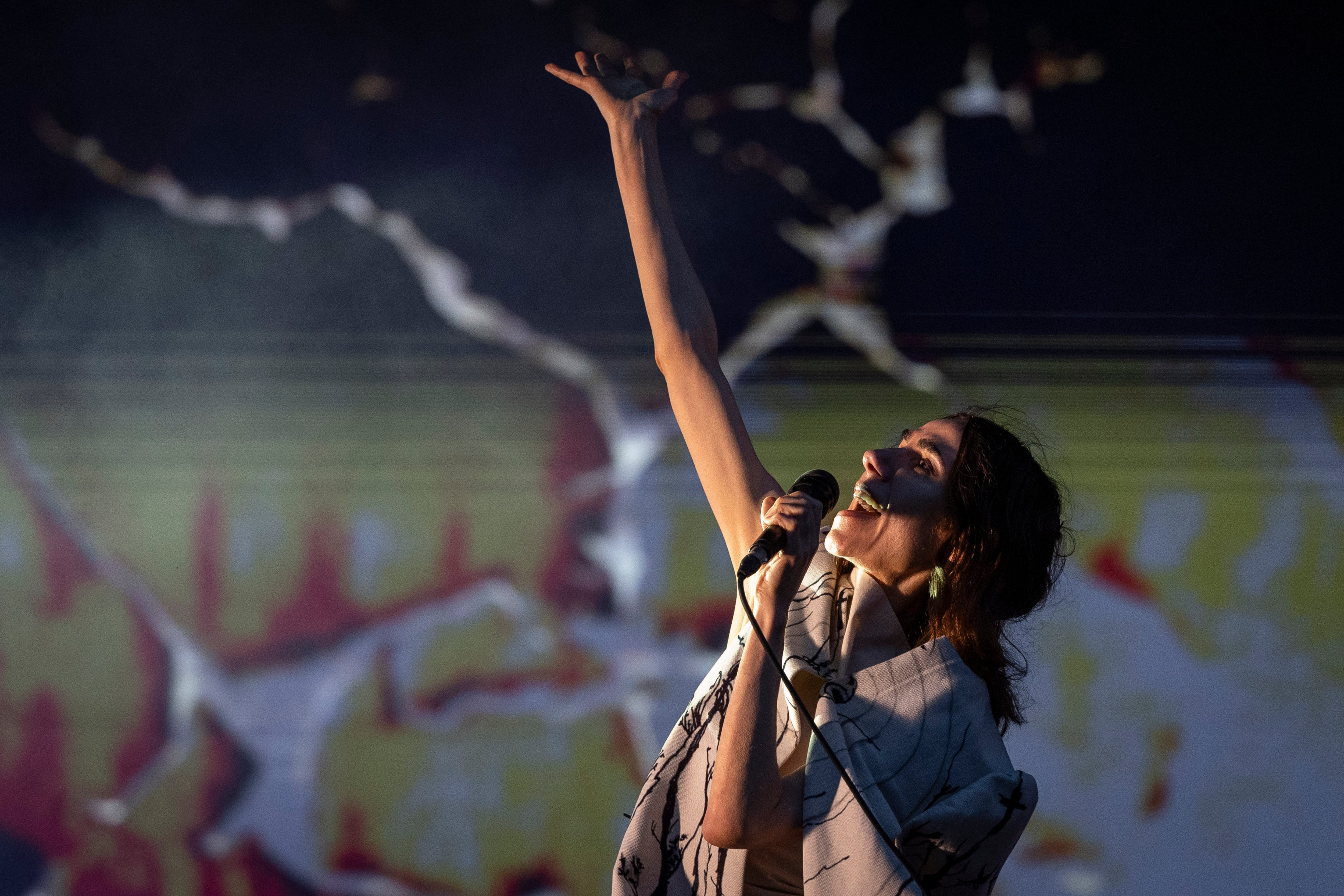 PJ Harvey actuando, el 1 de junio de 2024, en Primavera Sound Barcelona.