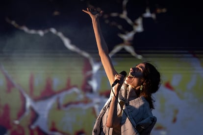 La cantante PJ Harvey, actuando bajo la lluvia en el festival Primavera Sound, el sábado pasado en Barcelona.