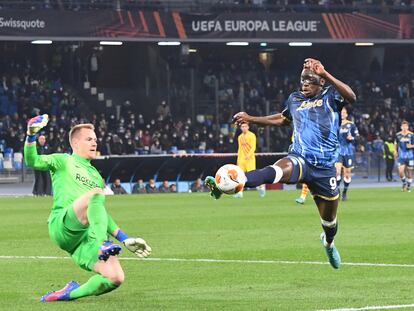 Ter Stegen ante Osimhen, durante el partido entre el Nápoles y el Barcelona de la Liga Europa.