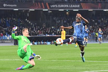 Europa League: Ter Stegen ante Osimhen, durante el partido entre el Nápoles y el Barcelona