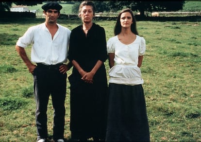 Fotograma de la película 'Vacas' (1992), dirigida por Julio Medem. De izquierda a derecha, Cándido Uranga, Pilar Bardem y Ana Torrent.