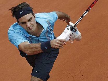 Roger Federer corre para devolver la pelota.