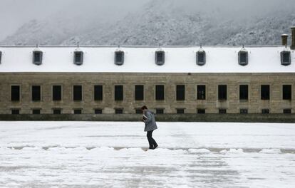 Aspecto que ofrecía a primera hora de esta mañana la explanada del Monasterio de San Lorenzo del Escorial, en Madrid, que ha amanecido cubierto por un manto blanco como consecuencia del temporal que mantiene a veintiséis provincias en alerta por lluvias, nevadas y rachas de viento.