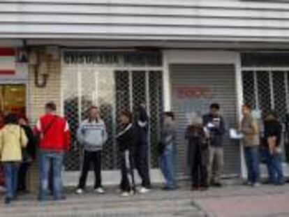 Decenas de personas esperan su turno ante una oficina del INEM en el madrileño barrio de Santa Eugenia. EFE/Archivo